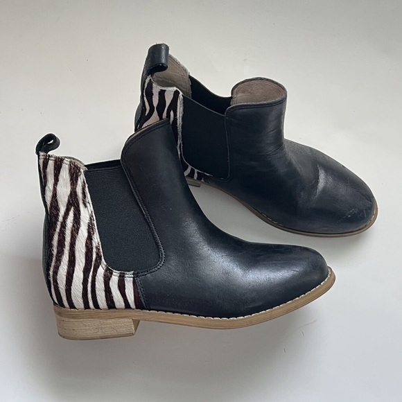JoulesBlack & White Zebra Chelsea Boot - Girls US Size1